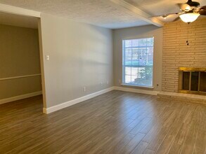 3214 Continental Dr in Missouri City, TX - Foto de edificio - Building Photo