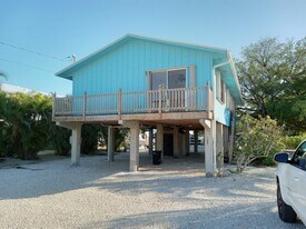 201 Cutthroat Dr in Summerland Key, FL - Building Photo