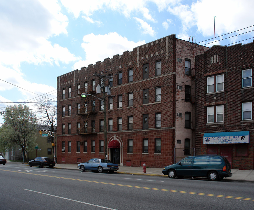 1677 John F Kennedy Blvd in Jersey City, NJ - Building Photo