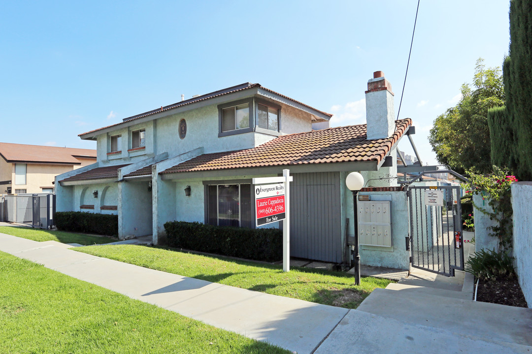 1350 Hillandale Ave in La Habra, CA - Foto de edificio