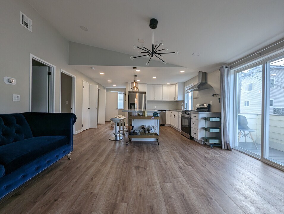 3443 33rd Ave W, Unit 3445 upper duplex in Seattle, WA - Building Photo