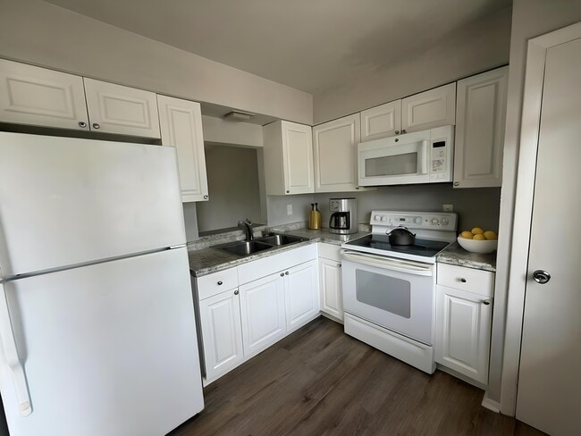 1920 W Lakeview Blvd in North Fort Myers, FL - Foto de edificio - Building Photo