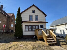 146 8th St in Silvis, IL - Building Photo