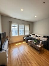 387 W Broadway in Boston, MA - Building Photo - Building Photo