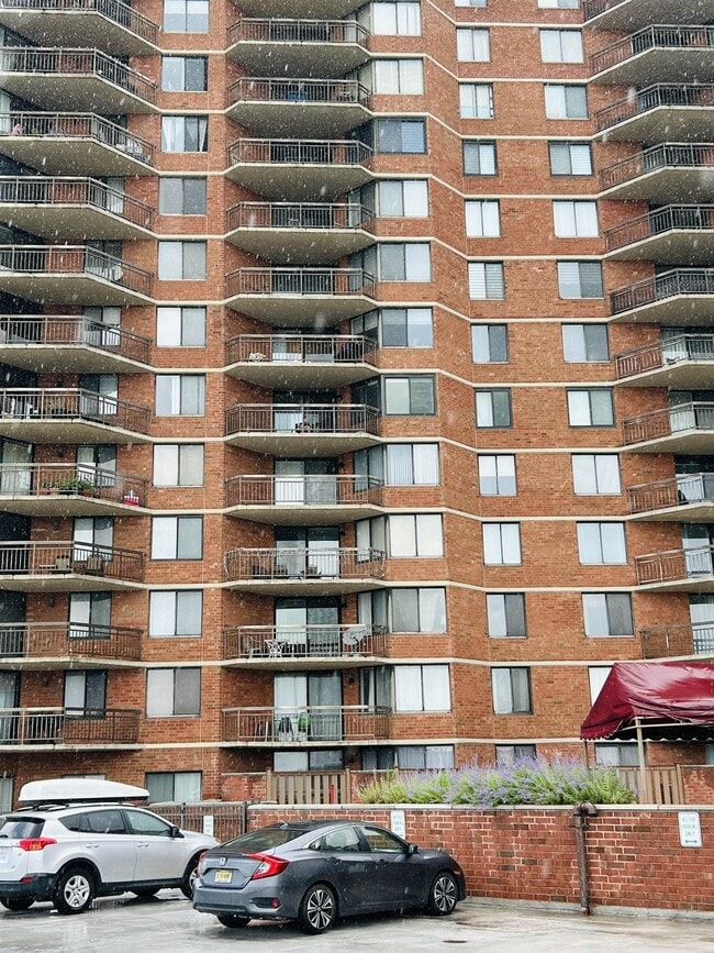 1040 Harmon Cove Tower in Secaucus, NJ - Building Photo - Building Photo