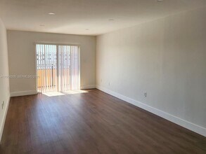 295 NW 72nd Ave in Miami, FL - Foto de edificio - Building Photo