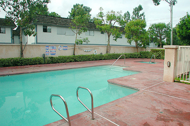 Oak Crest Villas in Costa Mesa, CA - Foto de edificio - Other