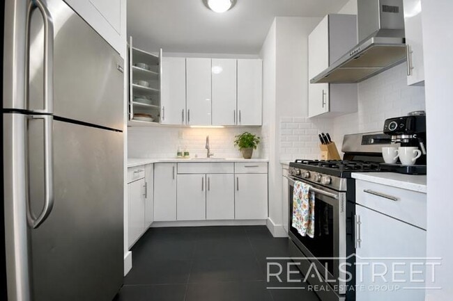 LUXURY 2.5 Bed  in Queens!, Unit 305 in Queens, NY - Foto de edificio - Building Photo