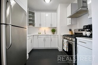 LUXURY 2.5 Bed  in Queens! in Queens, NY - Foto de edificio - Building Photo