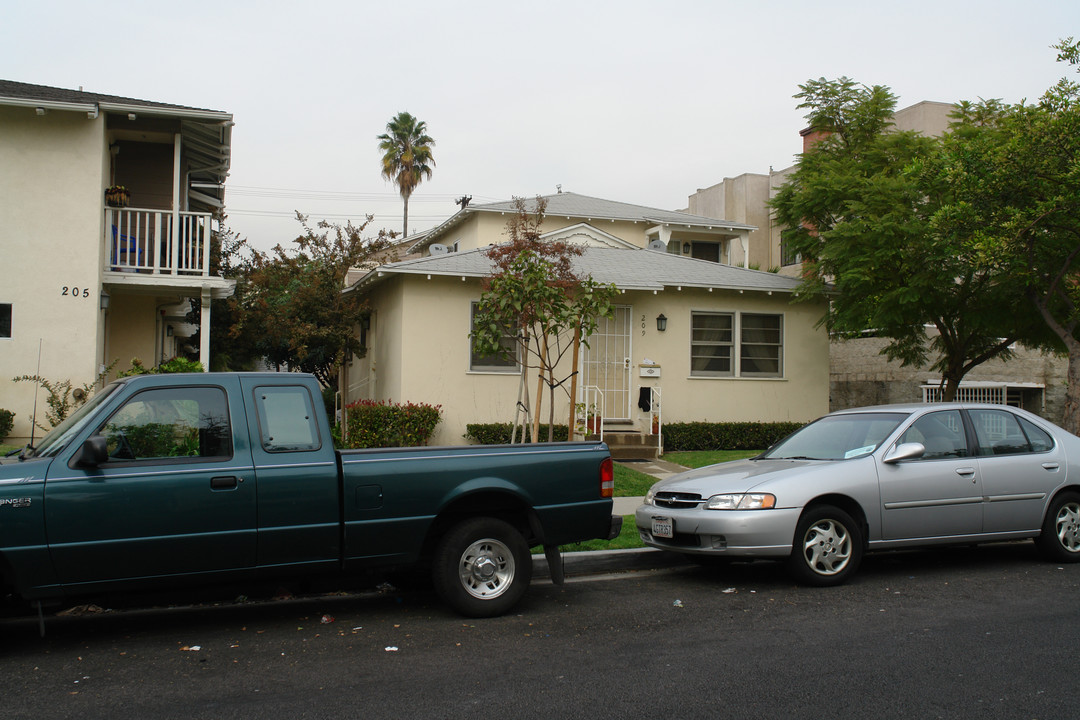 209 E Chestnut St in Glendale, CA - Building Photo