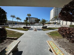 2100 Benjamin Franklin Dr in Sarasota, FL - Building Photo - Building Photo