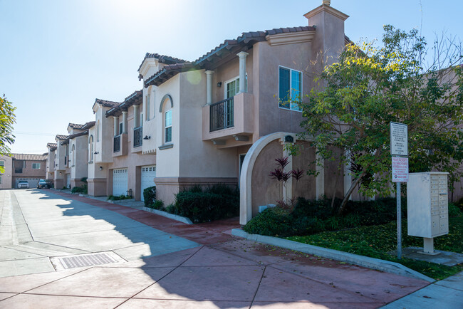 Newport Villas in Costa Mesa, CA - Building Photo - Building Photo