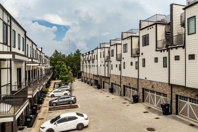 Hillwood Court in Nashville, TN - Foto de edificio - Building Photo