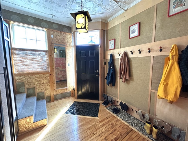 241 Cumberland Ave, Unit Sunny Furnished Downtown in Portland, ME - Building Photo - Building Photo