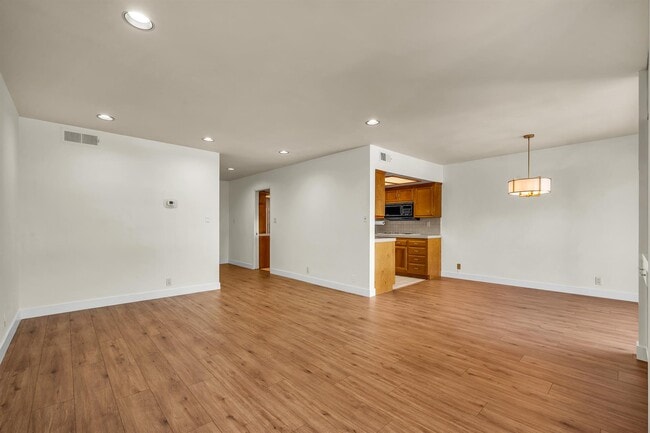 11656 Montana Ave, Unit 201 in Los Angeles, CA - Building Photo - Building Photo