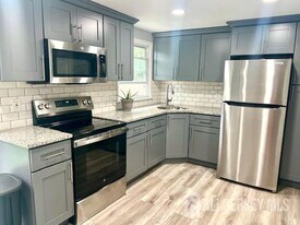 213 Temple Way in Woodbridge Township, NJ - Building Photo