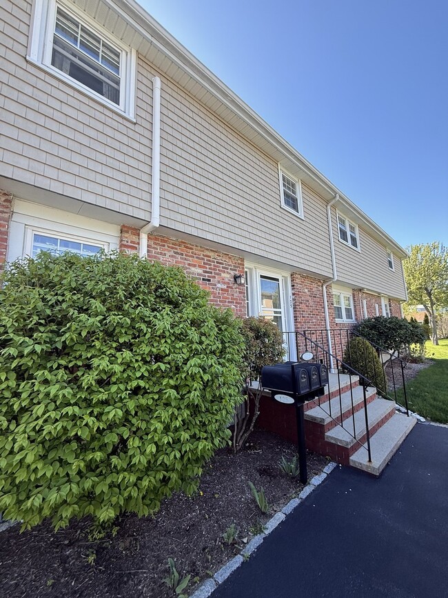 125 Pleasant St, Unit 125 Pleasant Street Unit 1, Unit 125 Pleasant Street Unit 1