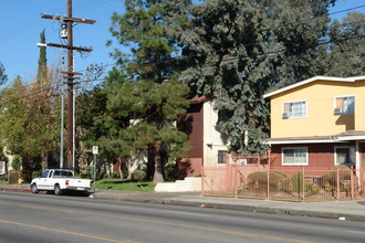 15001 Vanowen St in Van Nuys, CA - Building Photo - Building Photo