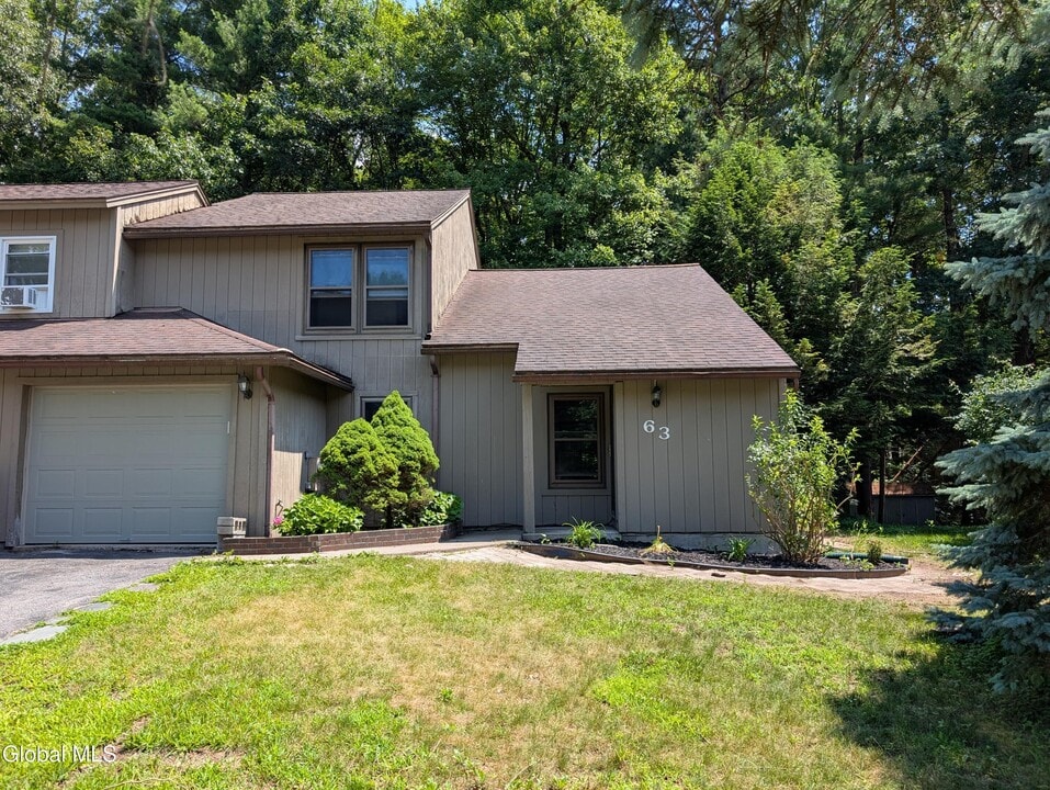 63 Thimbleberry Rd in Ballston Spa, NY - Building Photo