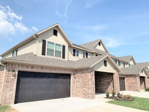 Buckeye Crossing Townhomes in Bentonville, AR - Foto de edificio - Building Photo