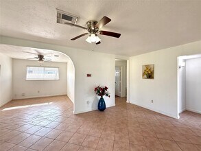 9350 Guywood St in Houston, TX - Building Photo - Building Photo