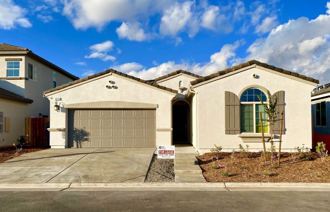 3825 Jesse Ln in Clovis, CA - Building Photo