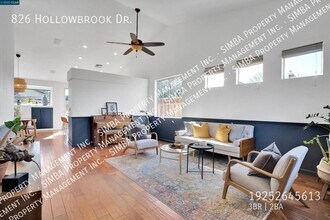 826 Hollowbrook Dr in Brentwood, CA - Building Photo - Building Photo