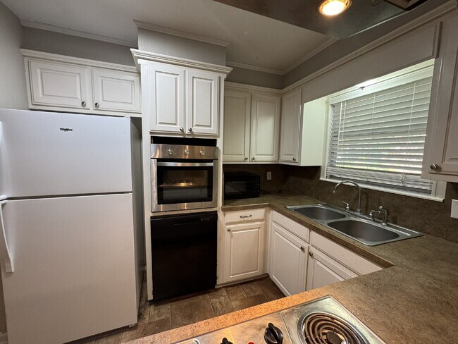 1280 N McCart St in Stephenville, TX - Building Photo - Building Photo