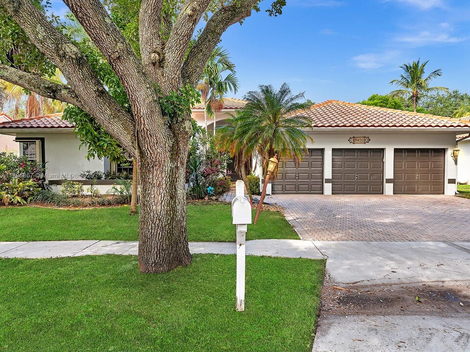 3420 Washington Ln in Hollywood, FL - Building Photo
