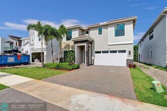 2622 NW 87th Ter in Pembroke Pines, FL - Building Photo - Building Photo