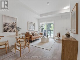 26 Lytham Grn Cir in Newmarket, ON - Building Photo