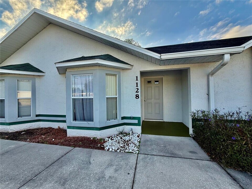 1128 Jade E Ln in Kissimmee, FL - Building Photo
