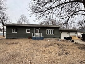 101 Ave A E in Lake Park, IA - Building Photo