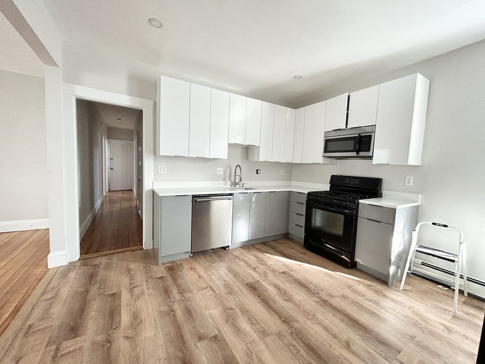 24 Willis St, Unit uni2 4-bed 1 bath in Boston, MA - Building Photo