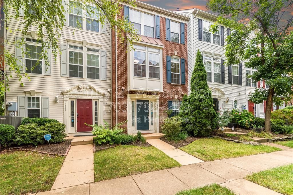 1030 Harrison Cir in Alexandria, VA - Building Photo