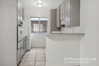 954 Croft Ave, Unit 201 in Los Angeles, CA - Building Photo - Building Photo