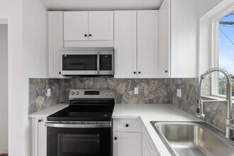 15840 Chatsworth St in Los Angeles, CA - Foto de edificio - Building Photo