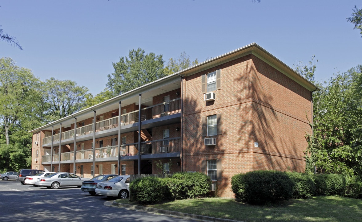 Fern Tree Apartments in Richmond, VA - Building Photo