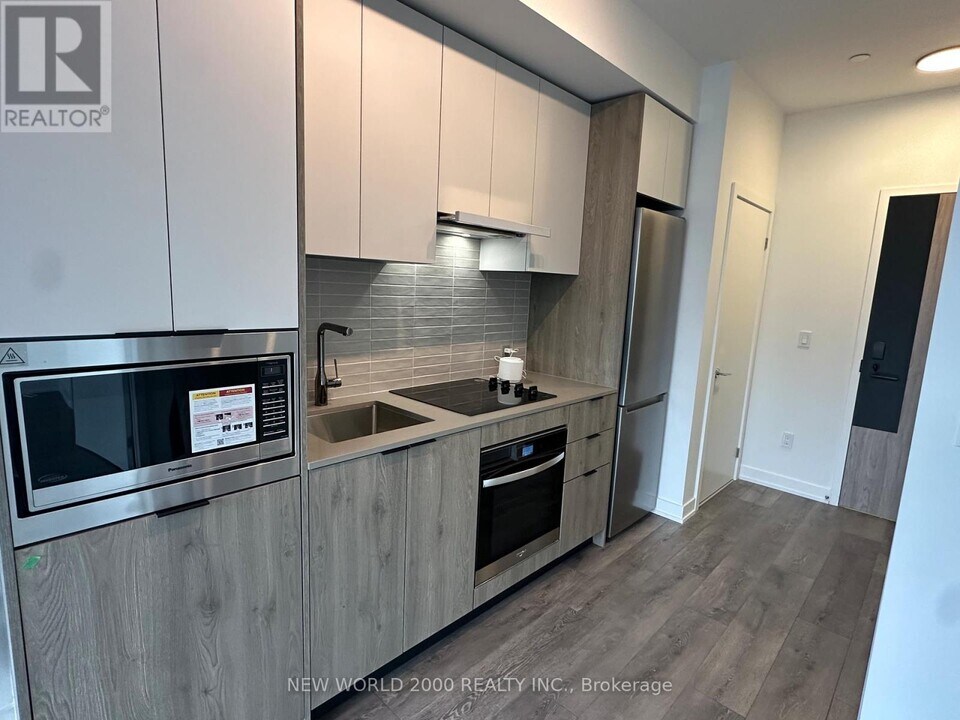 1007 The Queensway in Toronto, ON - Building Photo