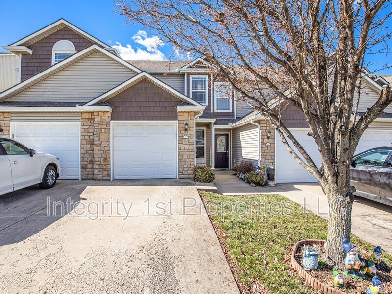 210 N Pointe Ln in Raymore, MO - Building Photo