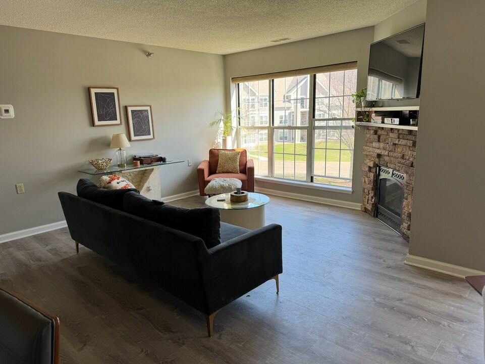 5978 Chasewood Pky, Unit 102 in Minnetonka, MN - Foto de edificio