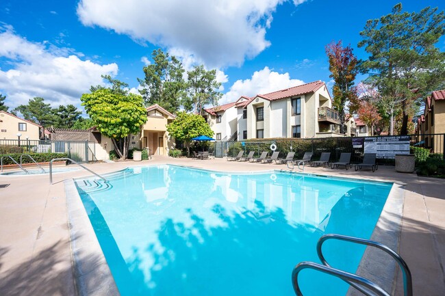 Villa La Paz Apartment Homes in Rancho Santa Margarita, CA - Foto de edificio - Building Photo