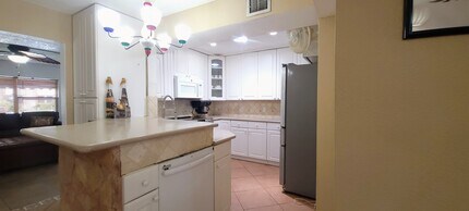 400 Sunset Dr in Pompano Beach, FL - Building Photo - Building Photo