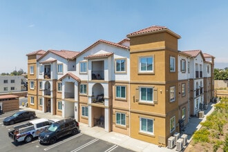 Arrow Apartments in Fontana, CA - Foto de edificio - Building Photo