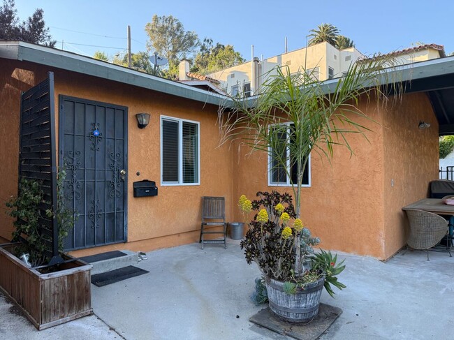 2223 1/2 Oak Glen Place in Los Angeles, CA - Building Photo - Building Photo