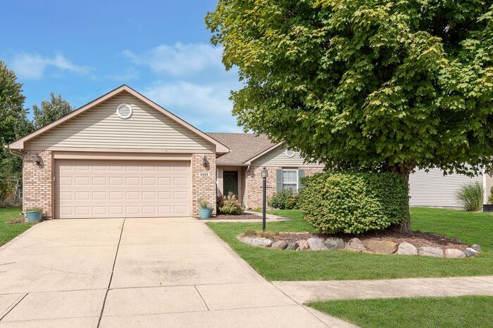 9880 Glenburr Ct in Fishers, IN - Building Photo