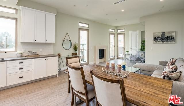 8520 Whitworth Dr-Unit -402 in Los Angeles, CA - Building Photo - Building Photo