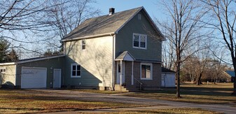 243 Park Ave in Oconto Falls, WI - Building Photo