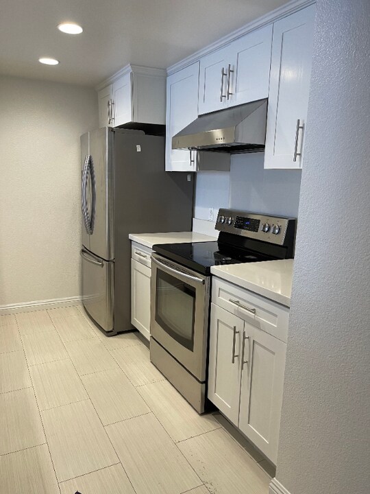 600 W 9th St in Los Angeles, CA - Building Photo