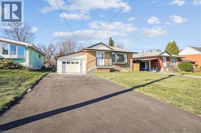 118 Deschene Ave in Hamilton, ON - Building Photo - Building Photo